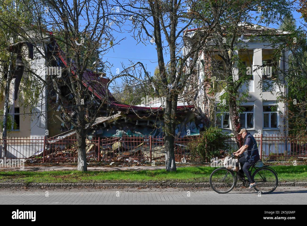 Sloviansk, Donetsk, Ucraina. 8th Ott 2022. Un uomo guida una bicicletta davanti a un asilo nido distrutto da un conchiglie russo a Sloviansk. Nelle ultime settimane, l’esercito ucraino ha riconquistato ampie fasce di territorio in una controffensiva di successo che ha costretto le truppe russe ad abbandonare posizioni di lunga data. In quella che Kyiv descrive come la risposta di Mosca alle sue sconfitte, il presidente Vladimir Putin ha incorporato quattro regioni parzialmente occupate dell'Ucraina. Le annesse, ampiamente liquidate come illegali, hanno suscitato il timore di una possibile escalation nella guerra di sette mesi. (Credit Image: © Andriy Andriyen Foto Stock