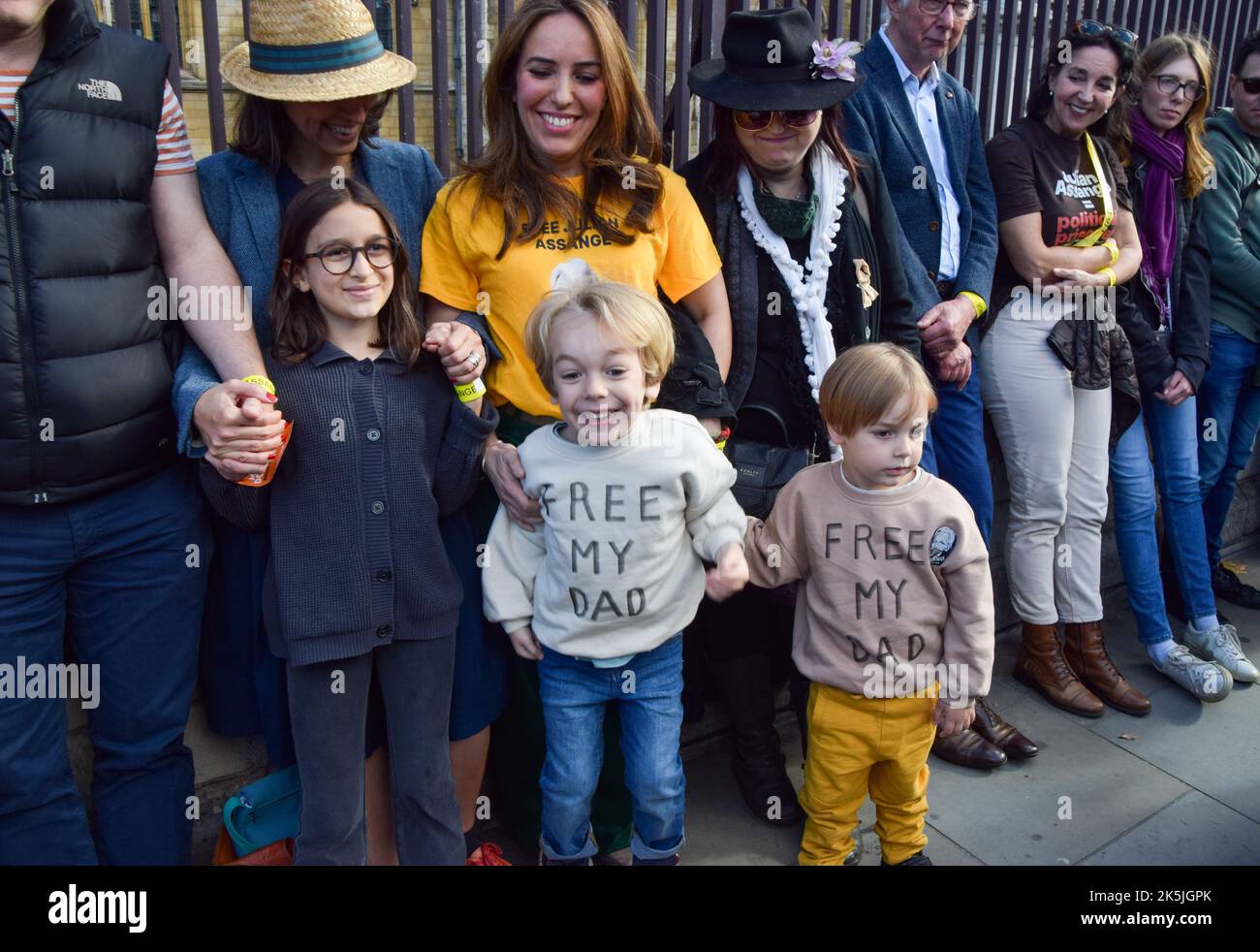 Londra, Regno Unito. 8th ottobre 2022. Stella Assange con i suoi figli, e Nazanin Zaghari-Ratcliffe e sua figlia Gabriella fuori dal Parlamento. Migliaia di persone hanno formato una catena umana intorno al Parlamento chiedendo che il governo britannico rilasci il fondatore di WikiLeaks Julian Assange. Credit: Vuk Valcic/Alamy Live News Foto Stock