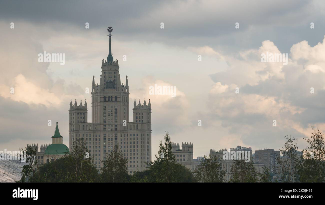 Una delle sette Suore di Mosca, Russia. Un gruppo di sette grattacieli a Mosca progettati in stile stalinista. Sono stati costruiti tra il 1947 e il 1953. Foto Stock