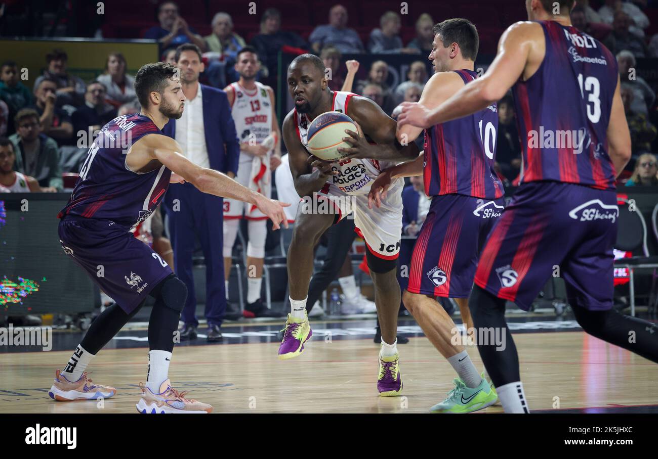 Marlon Makwa di Spirou e Maxime Depuydt di Liege combattono per la palla durante una partita di basket tra Spirou Charleroi e RSW Liege Basket, sabato 08 ottobre 2022 a Charleroi, il 02° giorno del National Round Belgium nei campionati belgi di basket di prima divisione della 'BNXT League'. BELGA PHOTO VIRGINIE LEFOUR Foto Stock