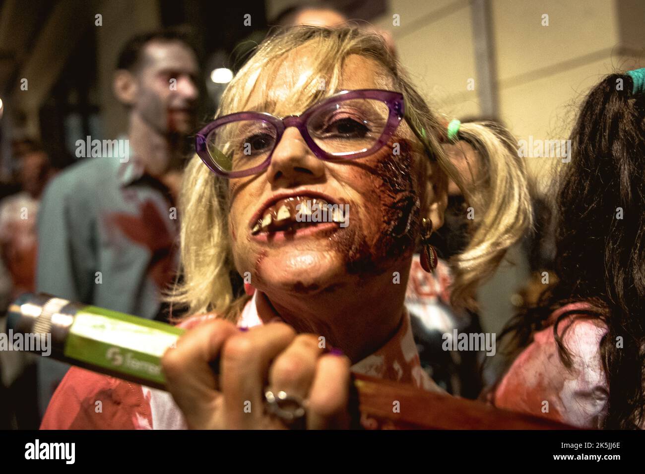 Sitges, Spagna. 8th Ott 2022. I Revellers composti come zombie prendere per le strade per la Sitges Zombie Walk 2022 credito: Matthias Oesterle / Alamy Live News Foto Stock