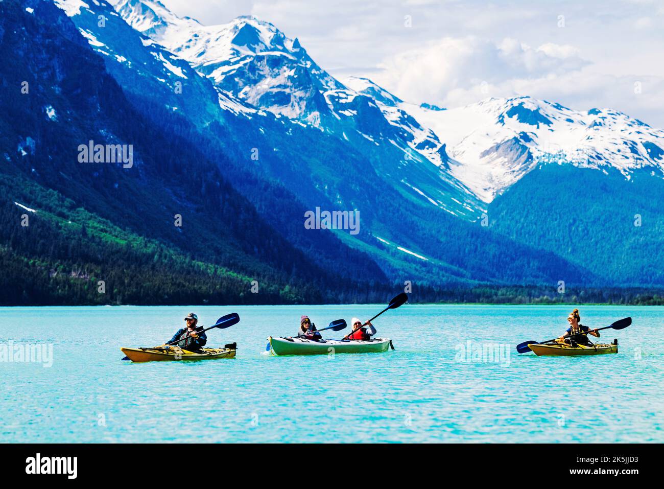 Kayak colorati; Chilkoot Lake; Chilkoot state Recreation Site; Coast Mountains; Haines; Alaska; USA Foto Stock