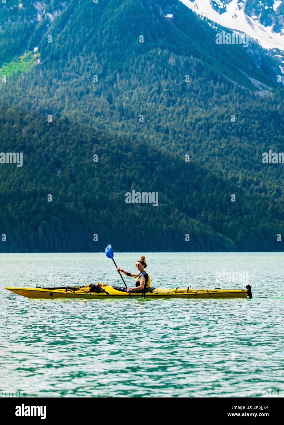 Kayak colorati; Chilkoot Lake; Chilkoot state Recreation Site; Coast Mountains; Haines; Alaska; USA Foto Stock