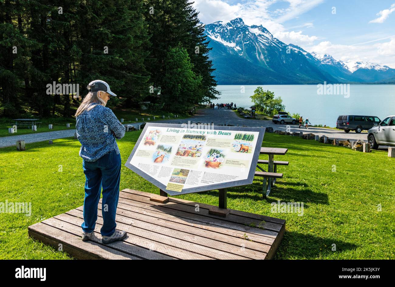 Segnaletica per la lettura turistica sugli orsi selvatici; lago Chilkoot; Chilkoot state Recreation Site; Coast Mountains; Haines; Alaska; USA Foto Stock