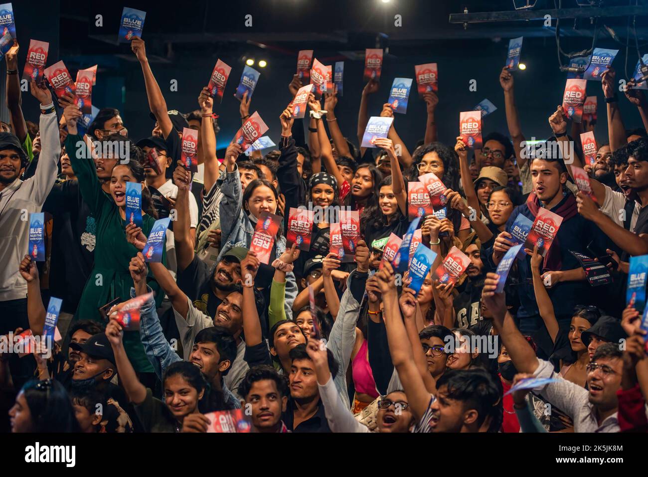 Nuova Delhi, India. 08th Ott 2022. Pubblico che giudica con il cartello durante la Red Bull Dance Your Style, una competizione di Street dance al DLF Emporio, Vasant Kunj di Nuova Delhi. Red Bull Dance Your Style, una serie di eventi di Street dance globale con un formato unico e un tocco unico, la folla è il giudice. Credit: SOPA Images Limited/Alamy Live News Foto Stock