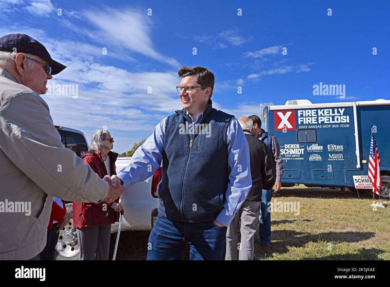 EMPORIA, KANSAS - 8 OTTOBRE 2022Congressman Jake LaTurner (KS-2) scrolla le mani con un sostenitore durante la fermata del tour in autobus elettorale KSGOP presso la zona fieristica della contea di Lione Credit: Mark Reinstein/MediaPunch Foto Stock