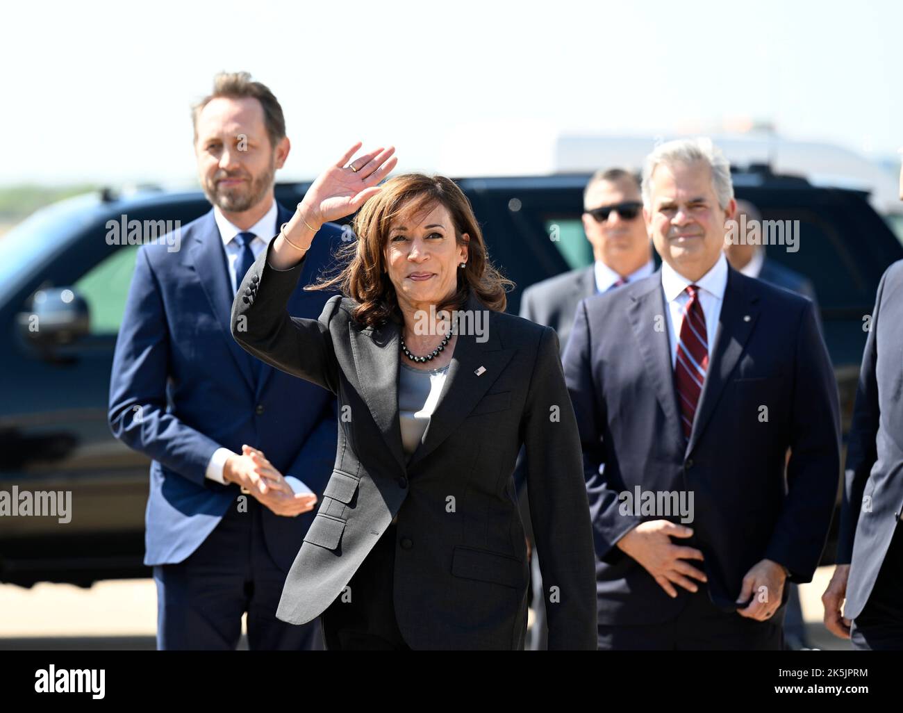 Il Vice Presidente degli Stati Uniti KAMALA HARRIS arriva all'aeroporto di Austin con il giudice della contea di Travis Andy Brown, a sinistra, e il Sindaco di Austin Steve Adler, a destra, in una visita in Texas. Credito: Bob Daemmrich/Pool tramite CNP Foto Stock