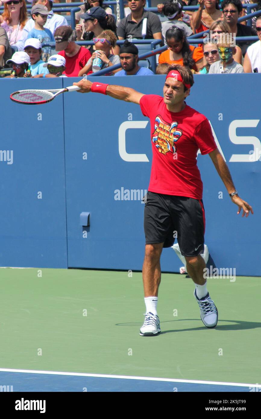 Il campione del Grand Slam Roger Federer della Svizzera con il suo allenatore durante la pratica per gli US Open 2012 al Billie Jean King National Tennis Center di New Yor Foto Stock