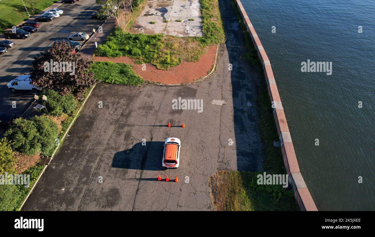 Vista aerea di un cliente della scuola di guida che pratica il parcheggio parallelo in un lotto libero Foto Stock