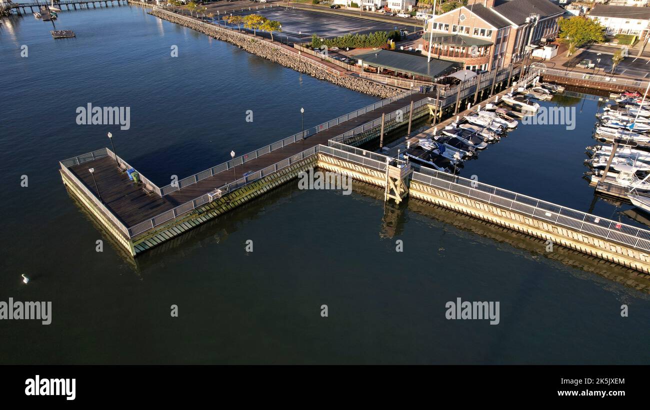Vista aerea della Marina e del lungomare di Perth Amboy, New Jersey, la mattina presto Foto Stock