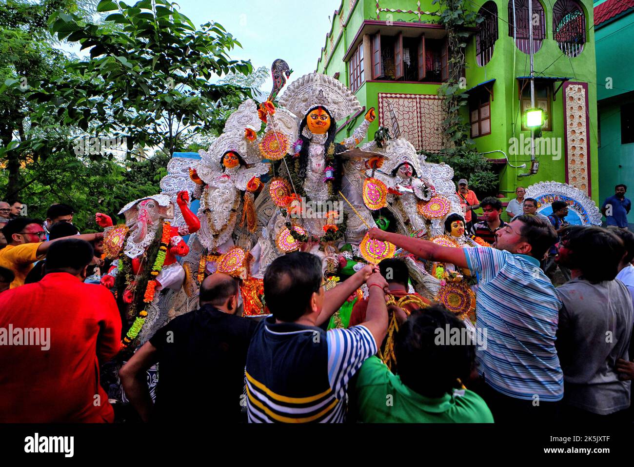 Kolkata, India. 05th Ott 2022. I devoti indù trasportano una statua di argilla della dea Durga da pandal di puja (luogo di culto) a Ganges per l'immersione durante il festival. Vijaya Dashami è l'ultimo giorno del Festival di Durgapuja di 10 giorni in India. Credit: SOPA Images Limited/Alamy Live News Foto Stock
