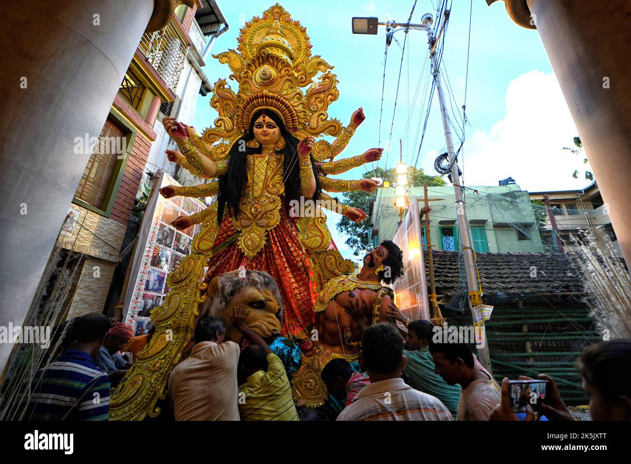 Kolkata, India. 06th Ott 2022. I devoti indù trasportano una statua di argilla della dea Durga da pandal di puja (luogo di culto) a Ganges per l'immersione durante il festival. Vijaya Dashami è l'ultimo giorno del Festival di Durgapuja di 10 giorni in India. Credit: SOPA Images Limited/Alamy Live News Foto Stock