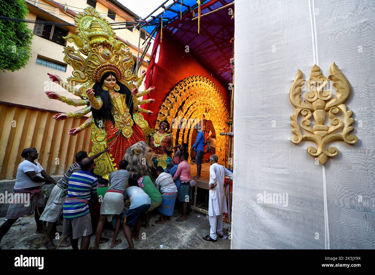 Kolkata, India. 06th Ott 2022. I devoti indù trasportano una statua di argilla della dea Durga da pandal di puja (luogo di culto) a Ganges per l'immersione durante il festival. Vijaya Dashami è l'ultimo giorno del Festival di Durgapuja di 10 giorni in India. (Foto di Avishek Das/SOPA Images/Sipa USA) Credit: Sipa USA/Alamy Live News Foto Stock