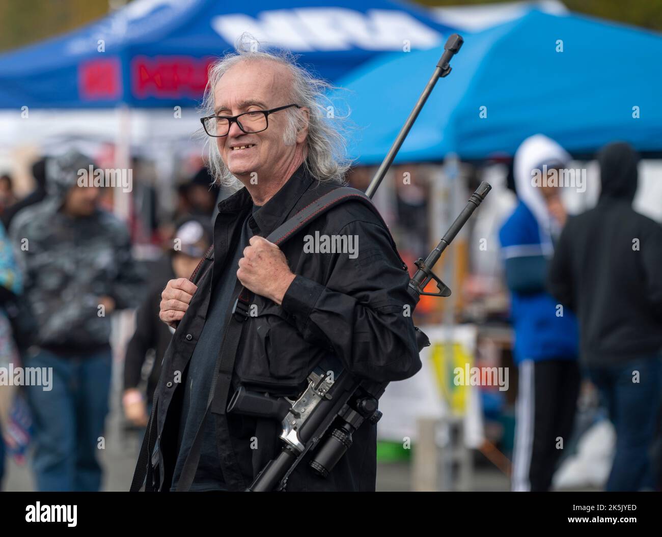 Greeley, Stati Uniti. 08th Ott 2022. Un uomo trasporta due fucili durante il festival Rod of Iron Freedom, molti dei quali assistono al rally Amendment del 2nd. Il Rod of Iron Freedom Festival è un evento di tre giorni che celebra il secondo emendamento. Rev Sean Moon della chiesa dell'unificazione tiene l'evento al magazzino Tommy Gun, i partecipanti possono sparare a una gamma di armi, si tiene un'asta di armi, i relatori e una mostra di moda portata di pistola sono tutti i punti salienti. Credit: SOPA Images Limited/Alamy Live News Foto Stock