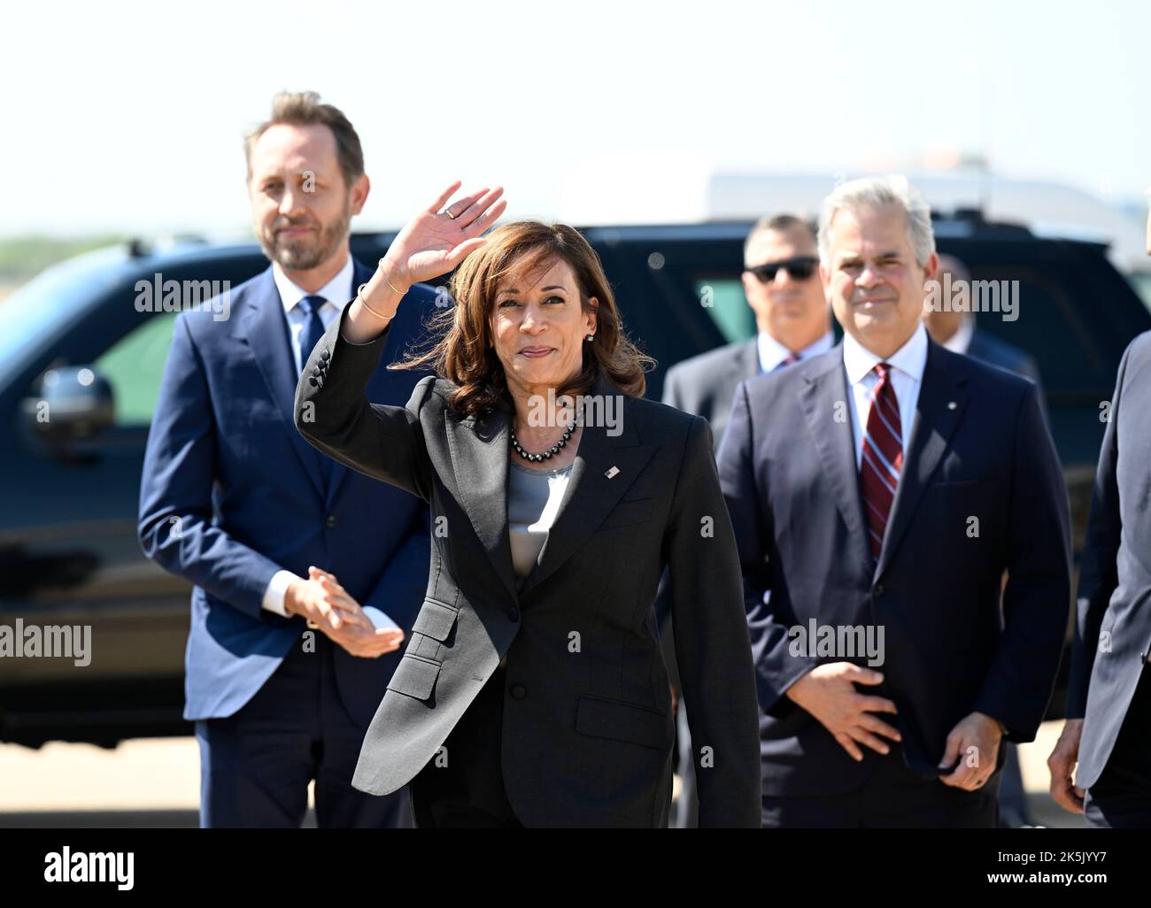 Il Vice Presidente degli Stati Uniti KAMALA HARRIS arriva all'aeroporto di Austin con il giudice della contea di Travis Andy Brown, a sinistra, e il Sindaco di Austin Steve Adler, a destra, in una visita in Texas. Credito: Bob Daemmrich/Pool tramite CNP /MediaPunch Foto Stock