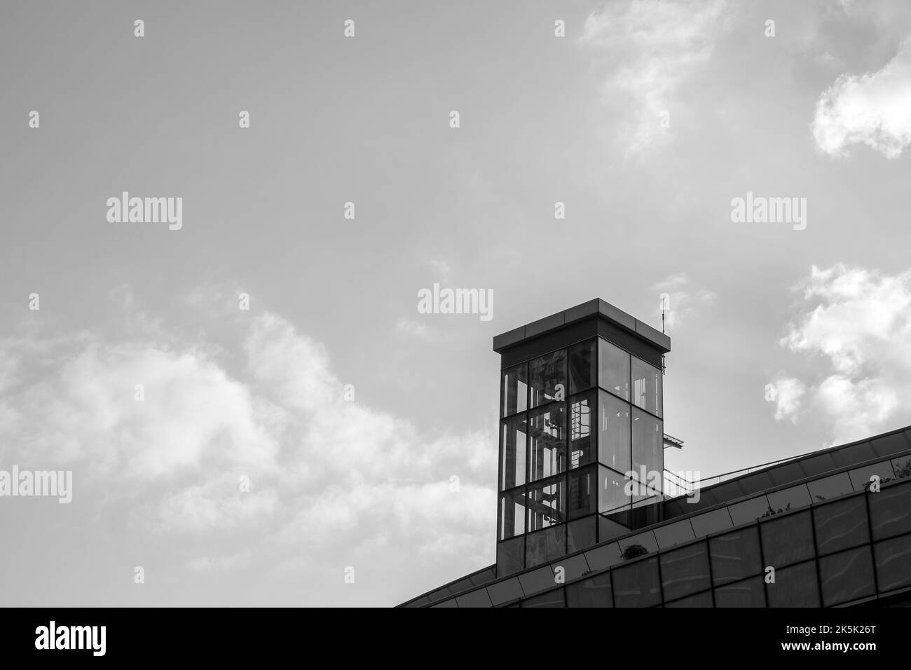 L'angolo di una torre di vetro e il cielo blu Foto Stock