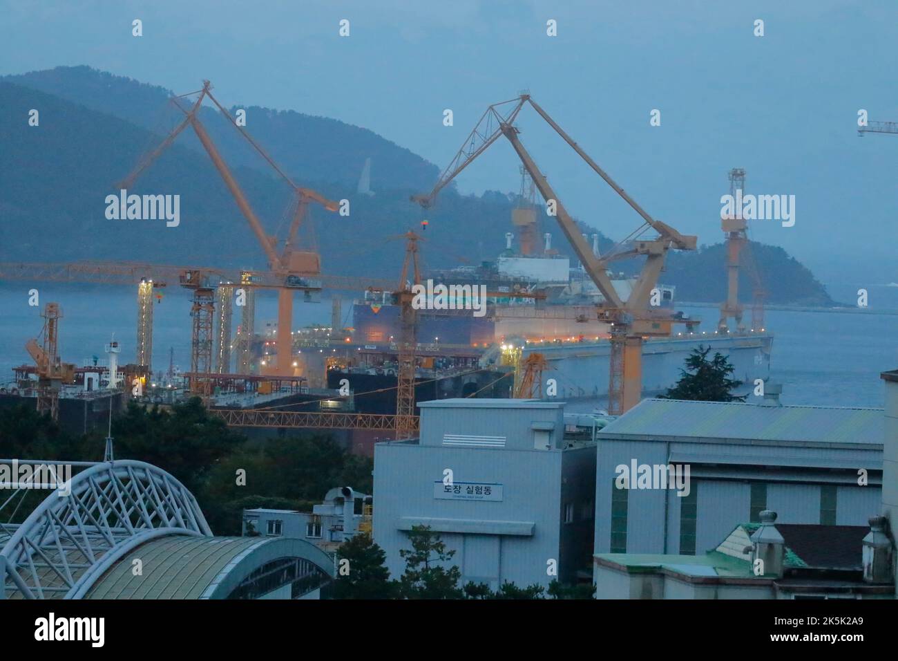 Settembre 5, 2022-Geoje, Corea del Sud-Generale visto vicino Daewoo Shipbuilding e cantiere di ingegneria marina a Geoje, Corea del Sud. Il Super Typhoon Hinnammor si è avvicinato alla Corea del Sud lunedì, costringendo la cancellazione di centinaia di voli e inducendo le scuole a passare all’apprendimento remoto mentre l’intera nazione era in allarme per quella che potrebbe essere la tempesta più potente mai scoppiata nel paese. Foto Stock