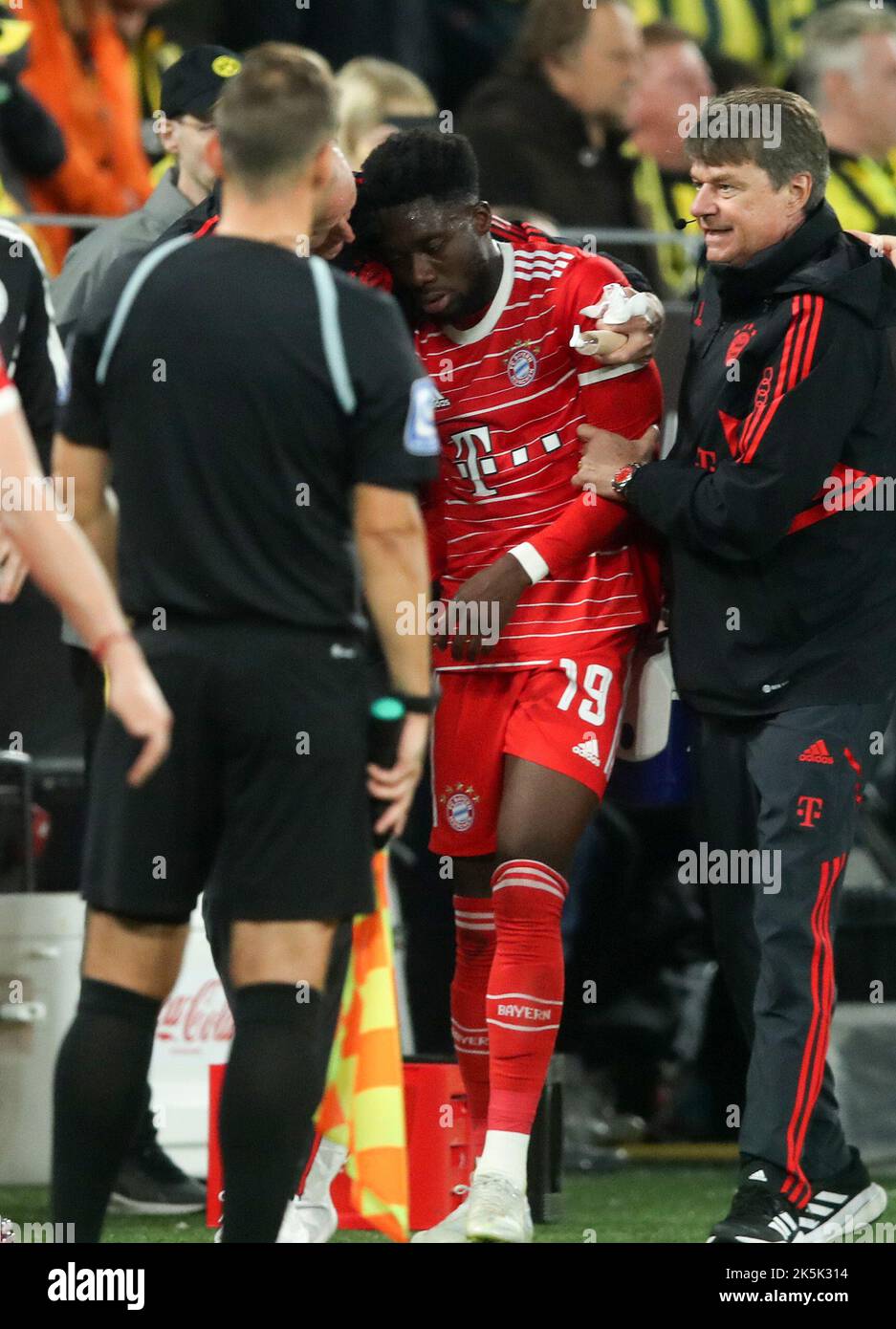 Alphonso Davies del Bayern Muenchen muss verletzt den Platz verlassen Borussia Dortmund - FC Bayern Muenchen Football Bundesliga Fussball 1. Bundesliga Saison 2022/ 2023 8.10.2022 © diebilderwelt / Alamy Stock Foto Stock