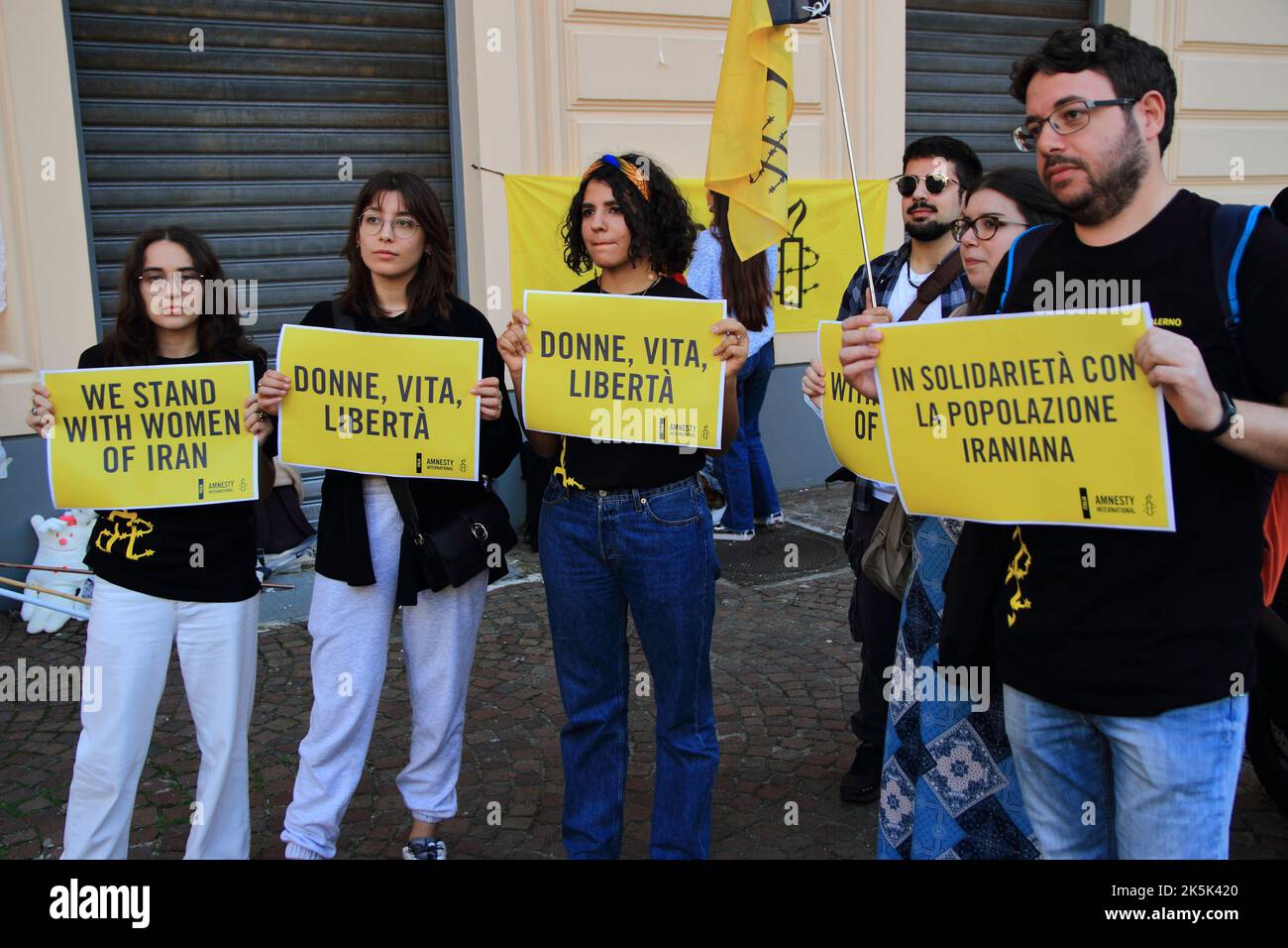 Salerno, Salerno, Italia. 8th Ott 2022. Salerno, Italia - Ottobre 08/2022 : giovani studenti e volontari di associazioni, hanno partecipato all'evento organizzato per esprimere la loro vicinanza alle donne iraniane, dopo la morte di Mahsa Amini . Il 22 giugno iraniano di discendenza curda, ucciso dalla polizia morale, dalla notizia della sua morte, le strade iraniane sono state piene di manifestanti che chiedono più libertà e più diritti. Il governo ha risposto reprimendo violentemente le proteste e un blocco di internet è stato imposto nella capitale, mentre nel resto del paese le città non possono più acce Foto Stock