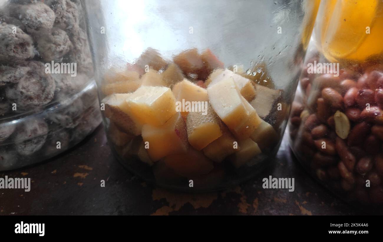 chhurpi o blocchi di formaggio yak tenuti all'interno di un vaso, è una caramella tibetana popolare. Foto Stock