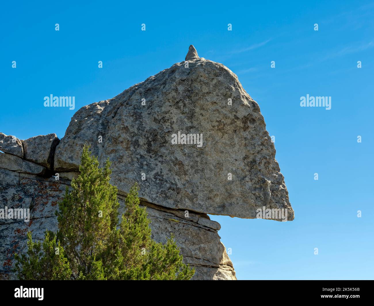 Una roccia equilibrata precariamente in cima ad una formazione al Castle Rocks state Park in Idaho, USA Foto Stock