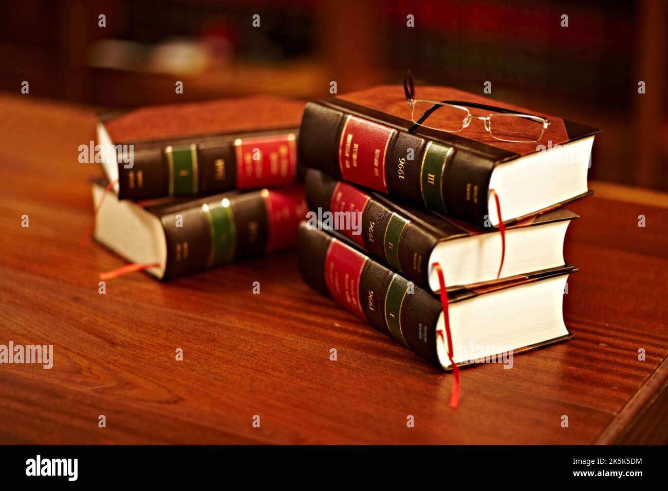 Conosci i tuoi diritti. Una pila di libri legali e un paio di occhiali su un tavolo in uno studio. Foto Stock