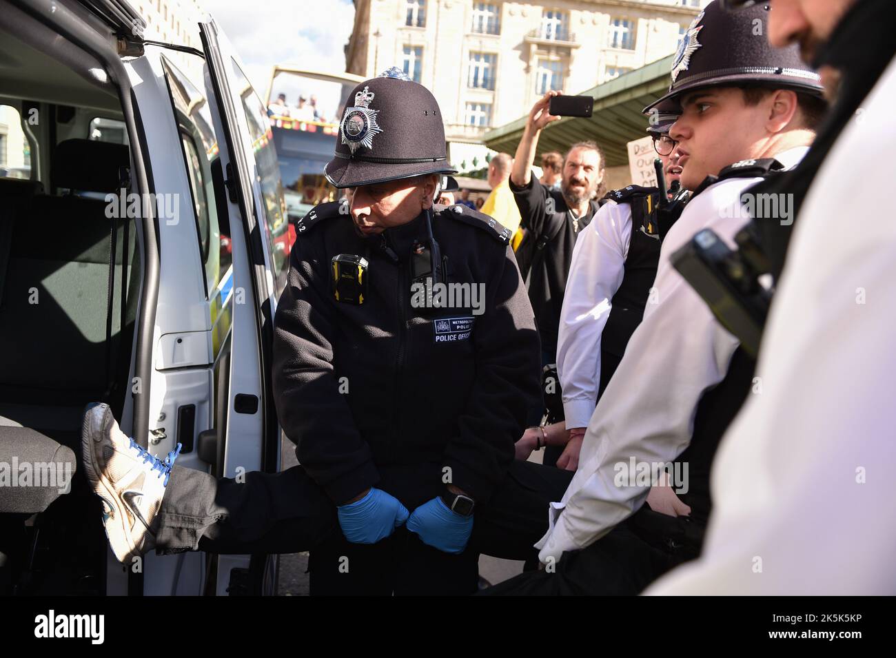 Londra, Regno Unito. 08th Ott 2022. Incontrò la polizia arrestò un attivista durante la manifestazione. La ribellione animale si è unita agli ambientalisti di Just Stop Oil, i vegani e gli attivisti per i diritti degli animali sono scesi nelle strade del centro di Londra chiedendo un futuro basato sugli impianti. Credit: SOPA Images Limited/Alamy Live News Foto Stock