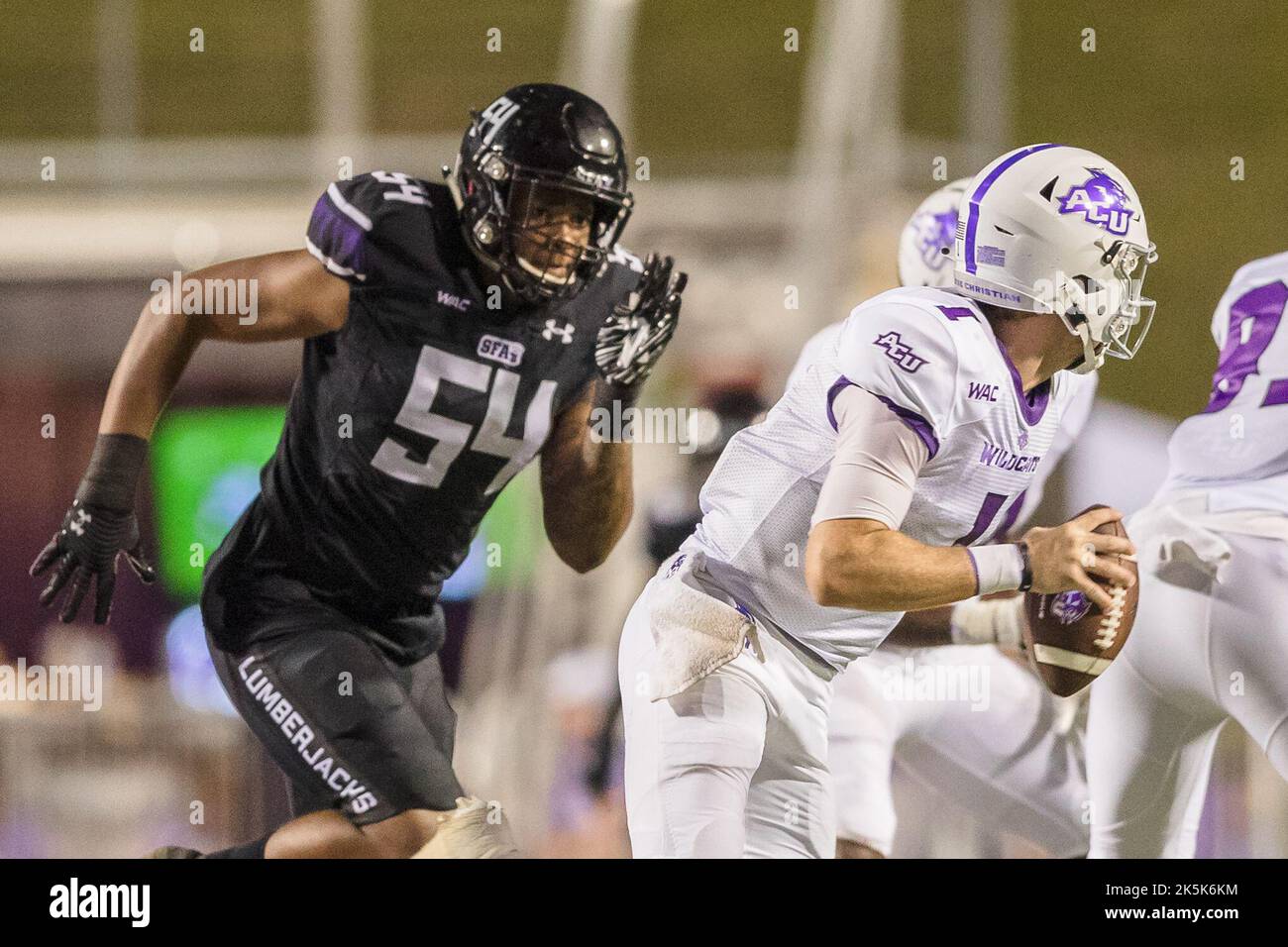 8 ottobre 2022: Stephen F. Austin Lumberjacks Defensive End Amad Murray (54), a sinistra, Pressures Abilene Christian Wildcats quarterback Maverick McIvor (1) durante la partita di football NCAA tra Abilene Christian Wildcats e Stephen F. Austin Lumberjacks all'Homer Bryce Stadium di Nacogdoches, Texas. Gentile C. James/CSM Foto Stock