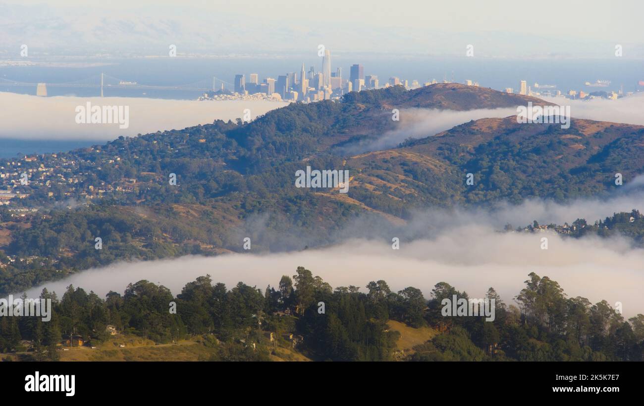 Vista aerea delle cime di montagna coperte di nebbia. Foto Stock