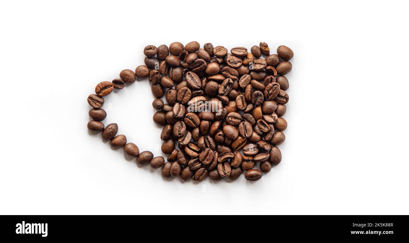 Tazza di caffè stilizzata con chicchi di caffè, piatto. Foto Stock