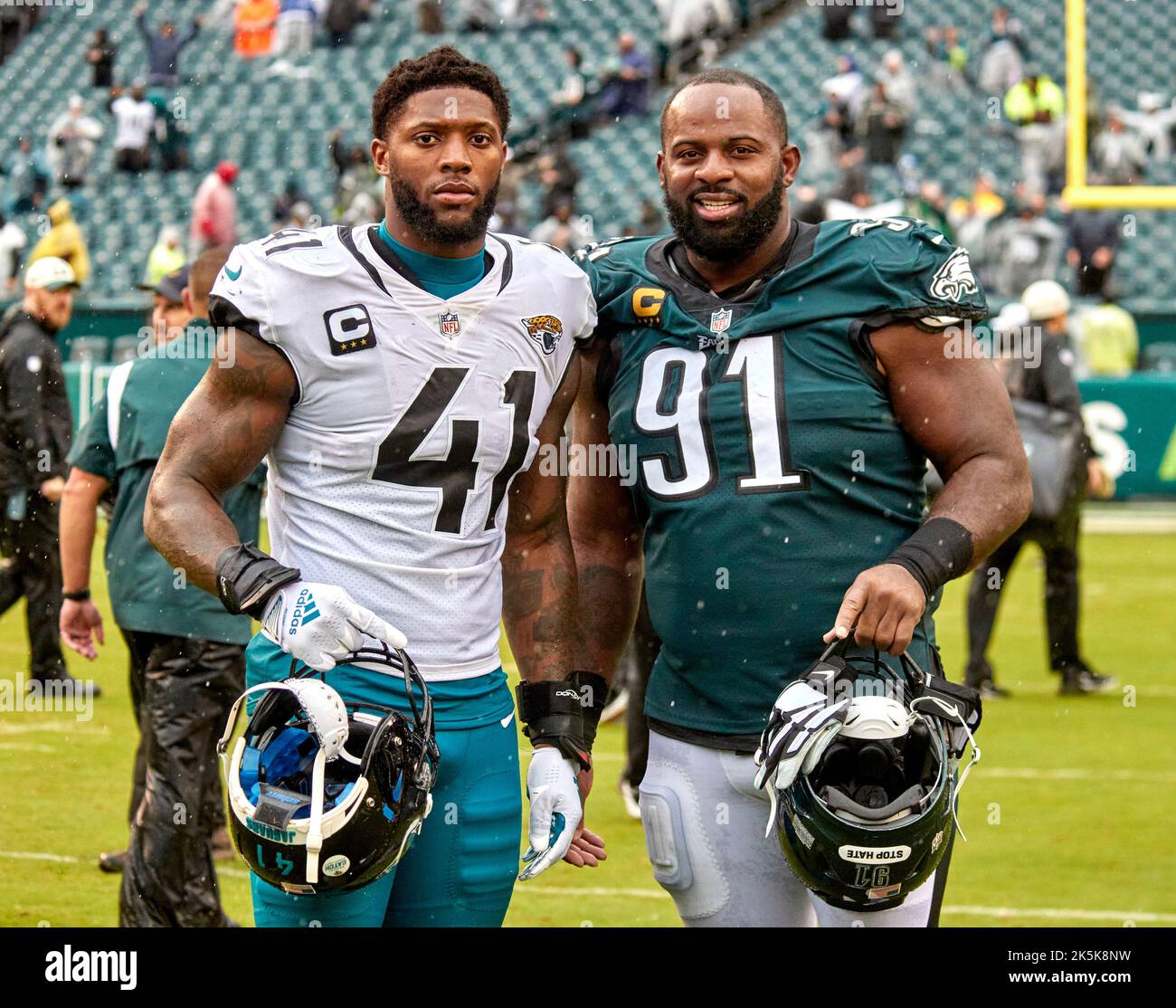 Philadelphia, Pennsylvania, Stati Uniti. 9th Ott 2022. Jacksonville Jaguars linebacker Josh Allen (41) e Philadelphia Eagles Defensive Tackle Fletcher Cox (91) dopo il gioco di palla al Lincoln Financial Field di Philadelphia, Pennsylvania, domenica 2 2022 ottobre. Duncan Williams/CSM/Alamy Live News Foto Stock