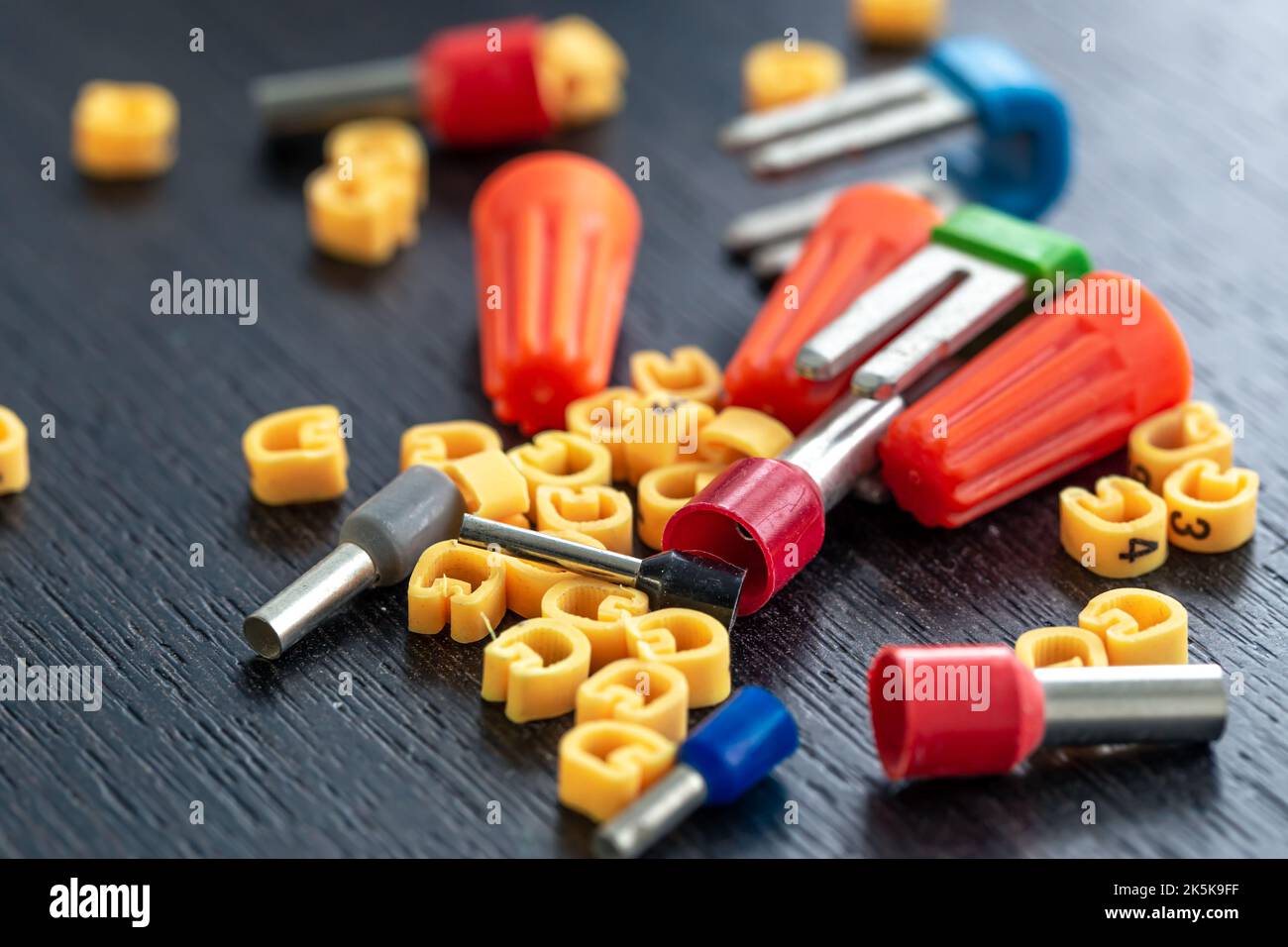 Guaine colorate, contrassegni e connettori per cavi, terminali a crimpare. Foto Stock