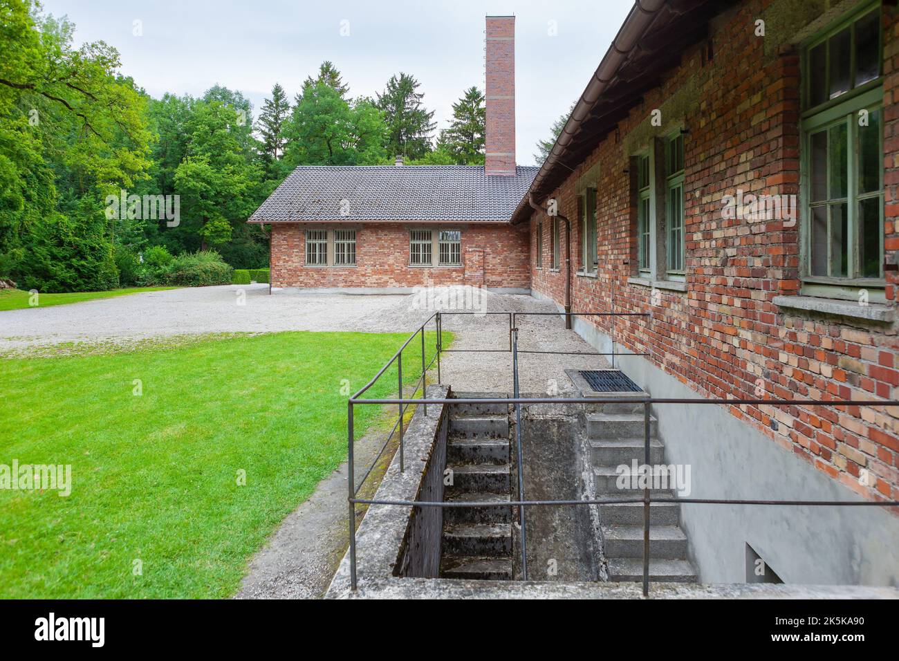 Dachau, Germania - 4 luglio 2011 : Memoriale del campo di concentramento di Dachau. Campo di concentramento nazista dal 1933 al 1945. Parte posteriore delle camere a gas e del crematore Foto Stock