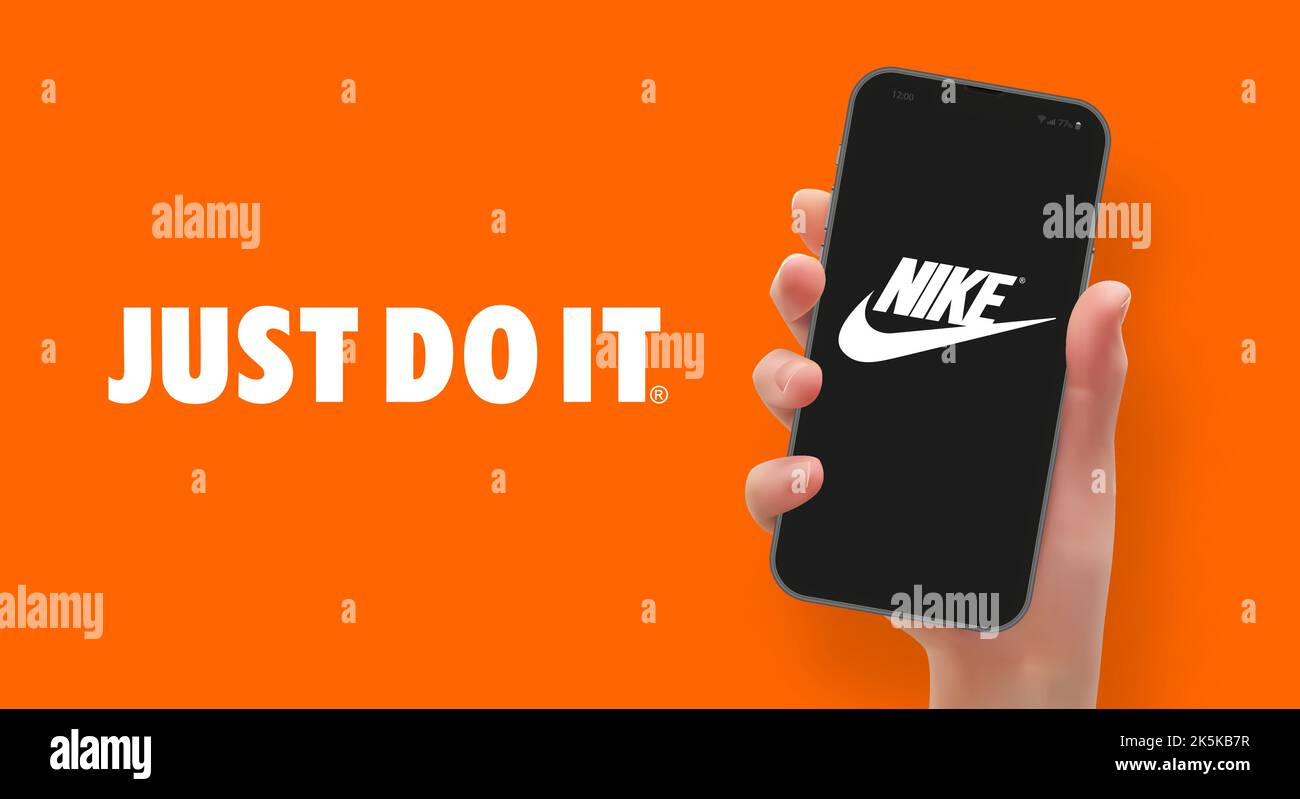 Donna che tiene lo smartphone con il logo Nike, in formato vettoriale Illustrazione Vettoriale