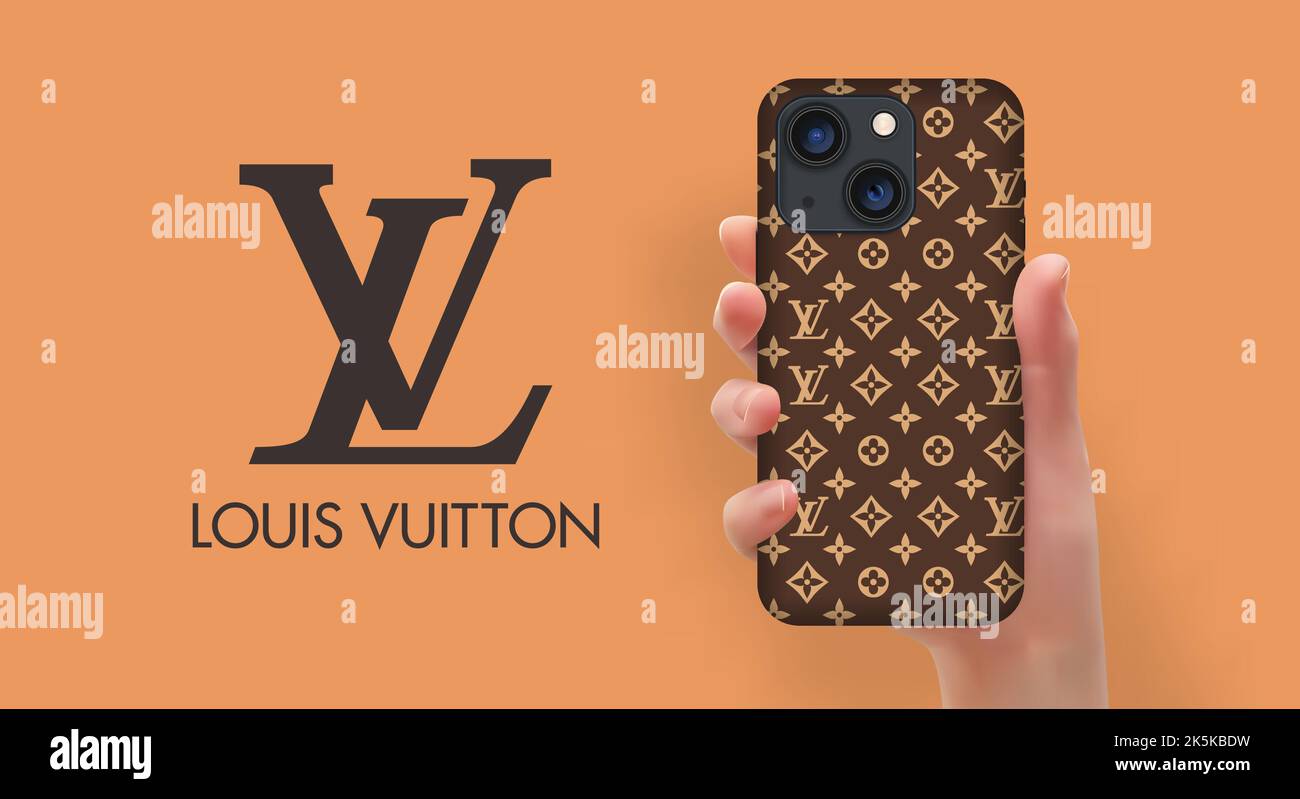 Donna che tiene la copertina dello smartphone con il logo Louis Vuitton, in formato vettoriale Illustrazione Vettoriale