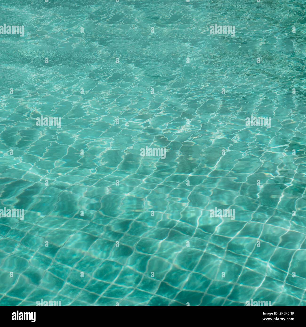Astratto sfondo motivi strappato acqua superficie piscina Light Reflection vibrante blu verde Foto Stock