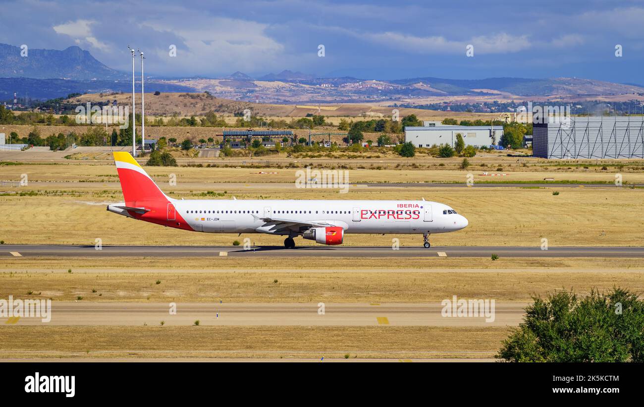 Madrid, Spagna, 30 ottobre 2022: L'aereo di Iberia sulla pista di volo, pronto per il decollo Foto Stock