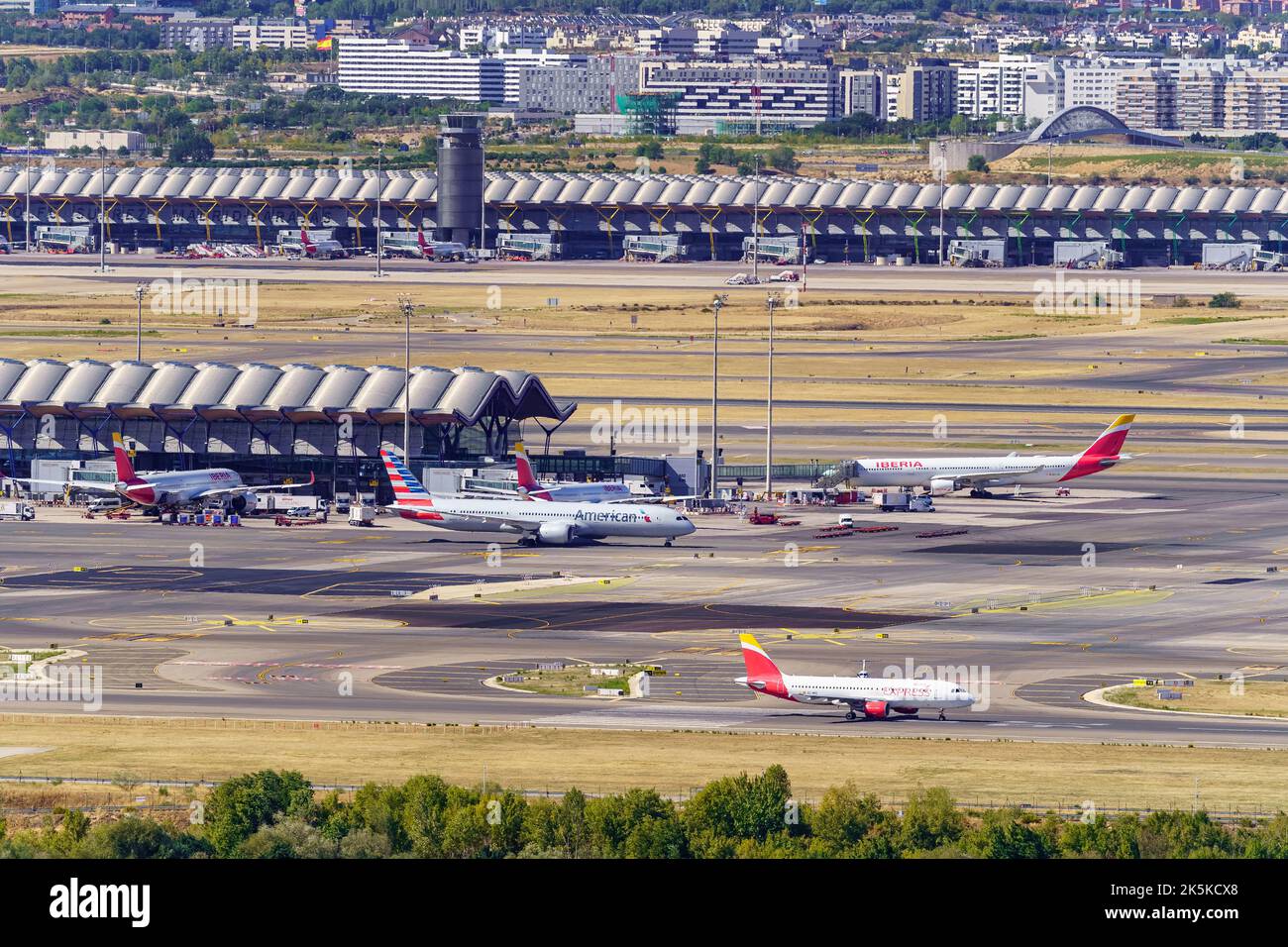 Madrid, Spagna, 30 ottobre 2022: Vista panoramica dell'aeroporto Barajas di Madrid con aerei che operano sulle piste. Foto Stock