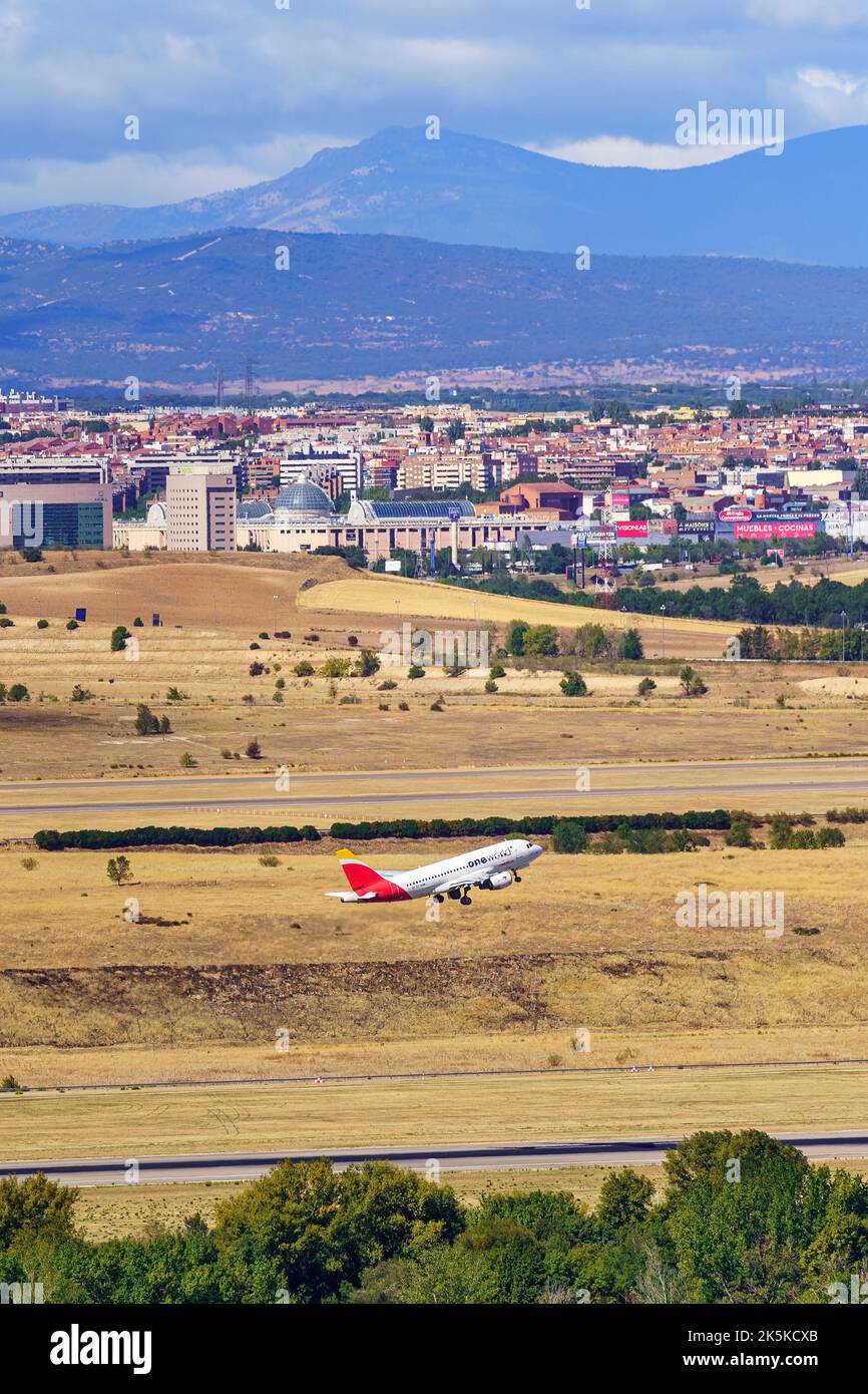 Madrid, Spagna, 30 ottobre 2022: Aereo aereo oneworld che parte dall'aeroporto Barajas di Madrid. Foto Stock
