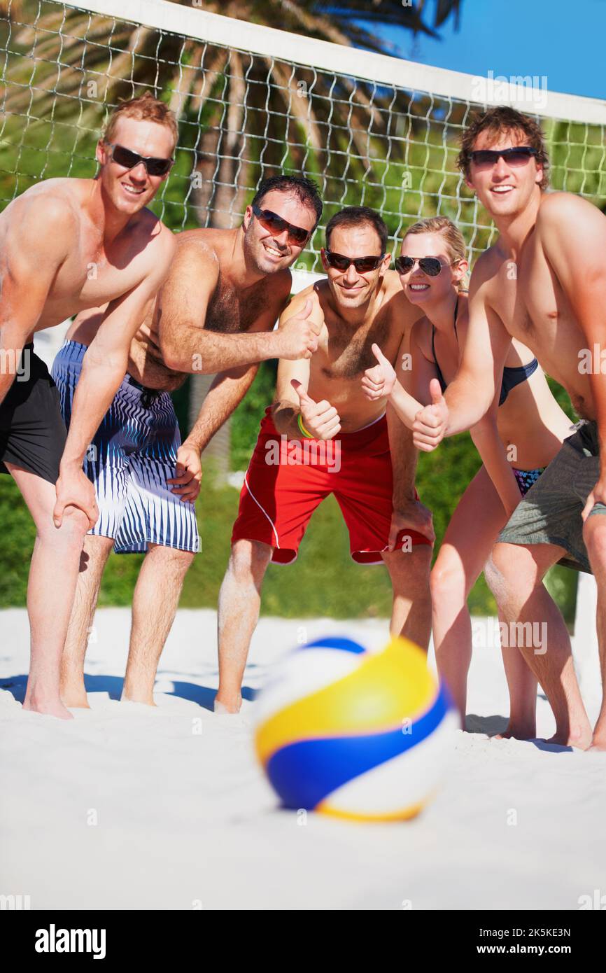 Questo Sabato si alza un pollice. Una partita di Beach volley in una giornata di sole. Foto Stock