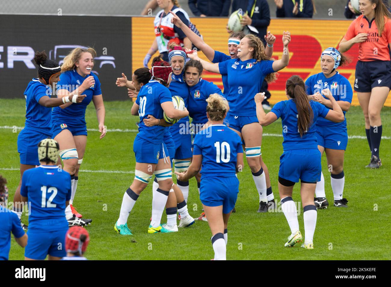 L'Italia festeggia la propria vittoria al fischio finale durante la partita di Coppa del mondo di rugby femminile al Semenoff Stadium, Whangarei. Data immagine: Domenica 9 ottobre 2022. Foto Stock