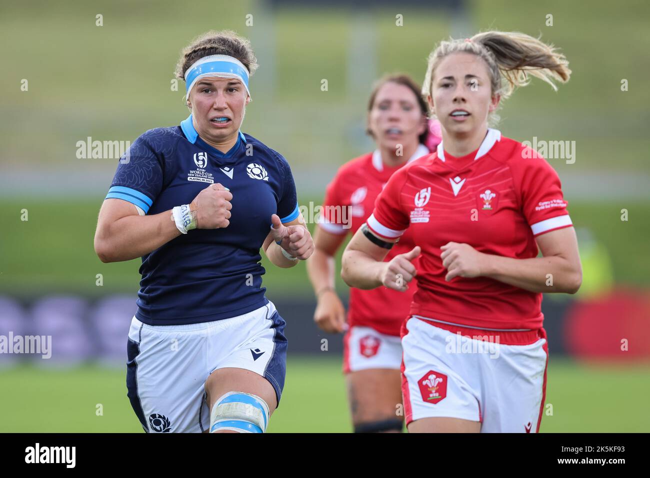 Rachel Malcolm (capitano) di Scozia ed Elinor Snowsill del Galles in azione durante la partita di Coppa del mondo di rugby femminile Galles Donne contro Scozia Donne allo stadio Semenoff di Whangarei, Nuova Zelanda, 9th ottobre 2022 (Photo by Natalie Bell/News Images) Foto Stock