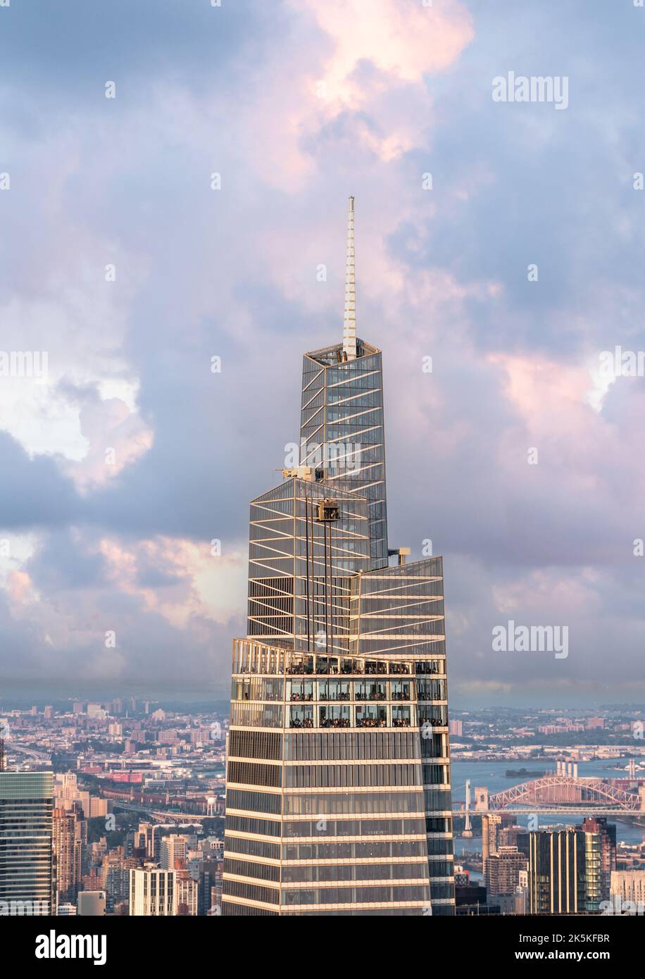 Business grattacielo torre in primo piano con il cielo e le nuvole belle Foto Stock