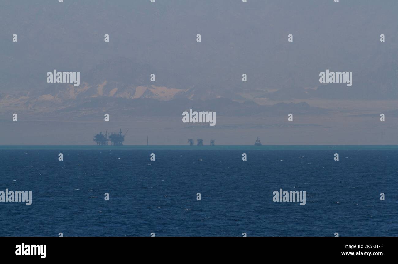 Piattaforma petrolifera in mare rosso con le montagne del Sinai sullo sfondo Foto Stock