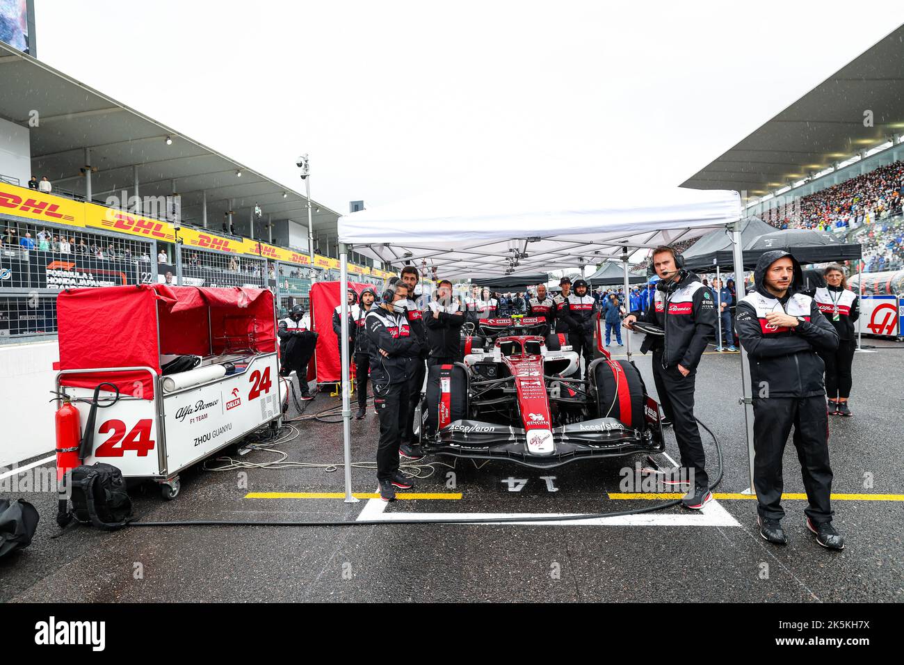 24 ZHOU Guanyu (chi), Alfa Romeo F1 Team ORLEN C42, griglia di partenza durante il Gran Premio di Formula 1 Honda 2022, 18th° round del Campionato del mondo FIA di Formula uno 2022 dal 7 al 9 ottobre 2022 sul Suzuka International Racing Course, a Suzuka, Prefettura di mie, Giappone - Foto: Florent Gooden / DPPI/DPPI/LiveMedia Foto Stock