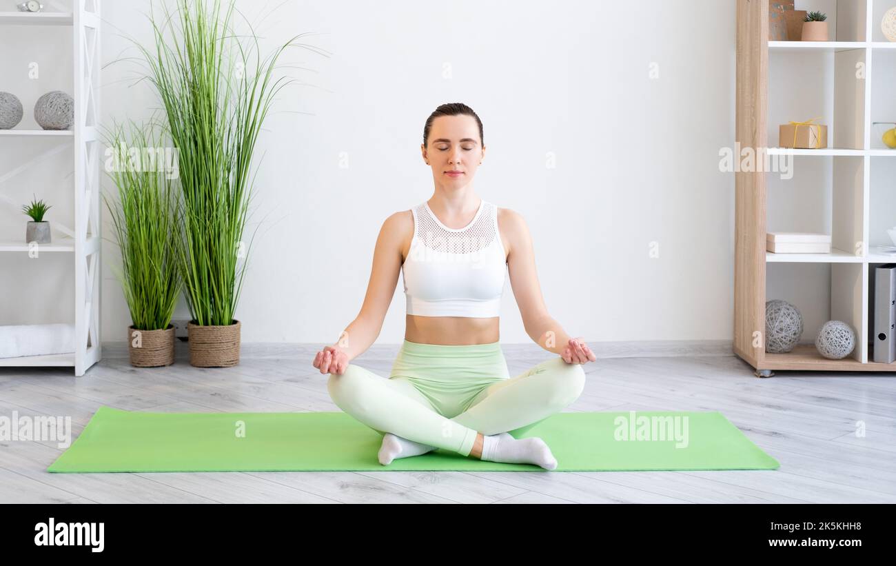 yoga meditazione pace interiore donna rilassante casa Foto Stock