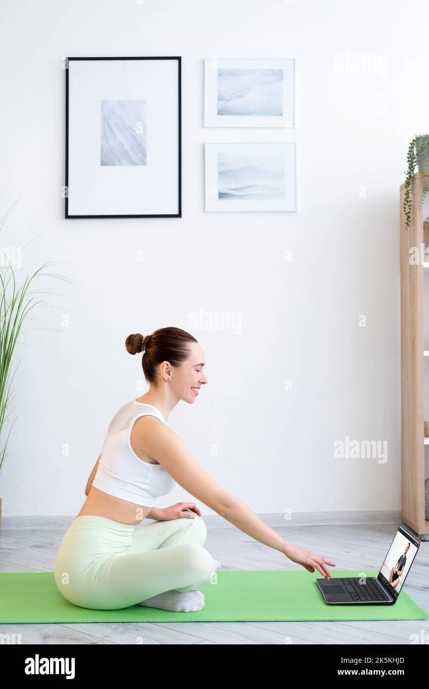 yoga video lezione mattina meditazione donna laptop Foto Stock