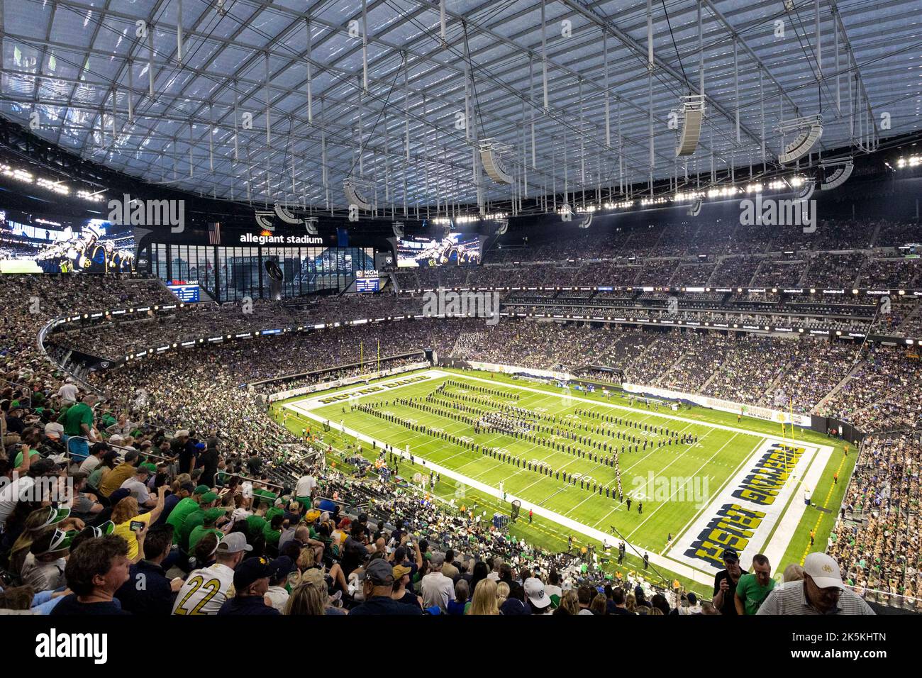 Las Vegas, Nevada, Stati Uniti. 08th Ott 2022. Una panoramica generale durante l'halftime della partita di calcio NCAA tra il BYU Cougars e il Notre Dame Fighting Irish all'Allegiant Stadium di Las Vegas, Nevada. Notre Dame sconfisse la BYU 28-20. John Mersits/CSM/Alamy Live News Foto Stock