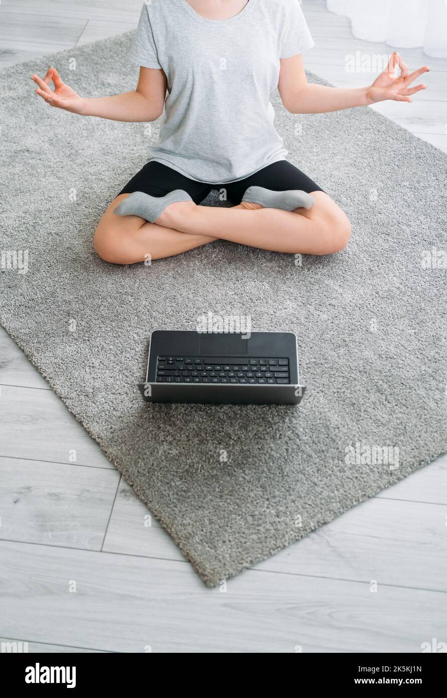 online meditazione home yoga ragazza tutorial laptop Foto Stock