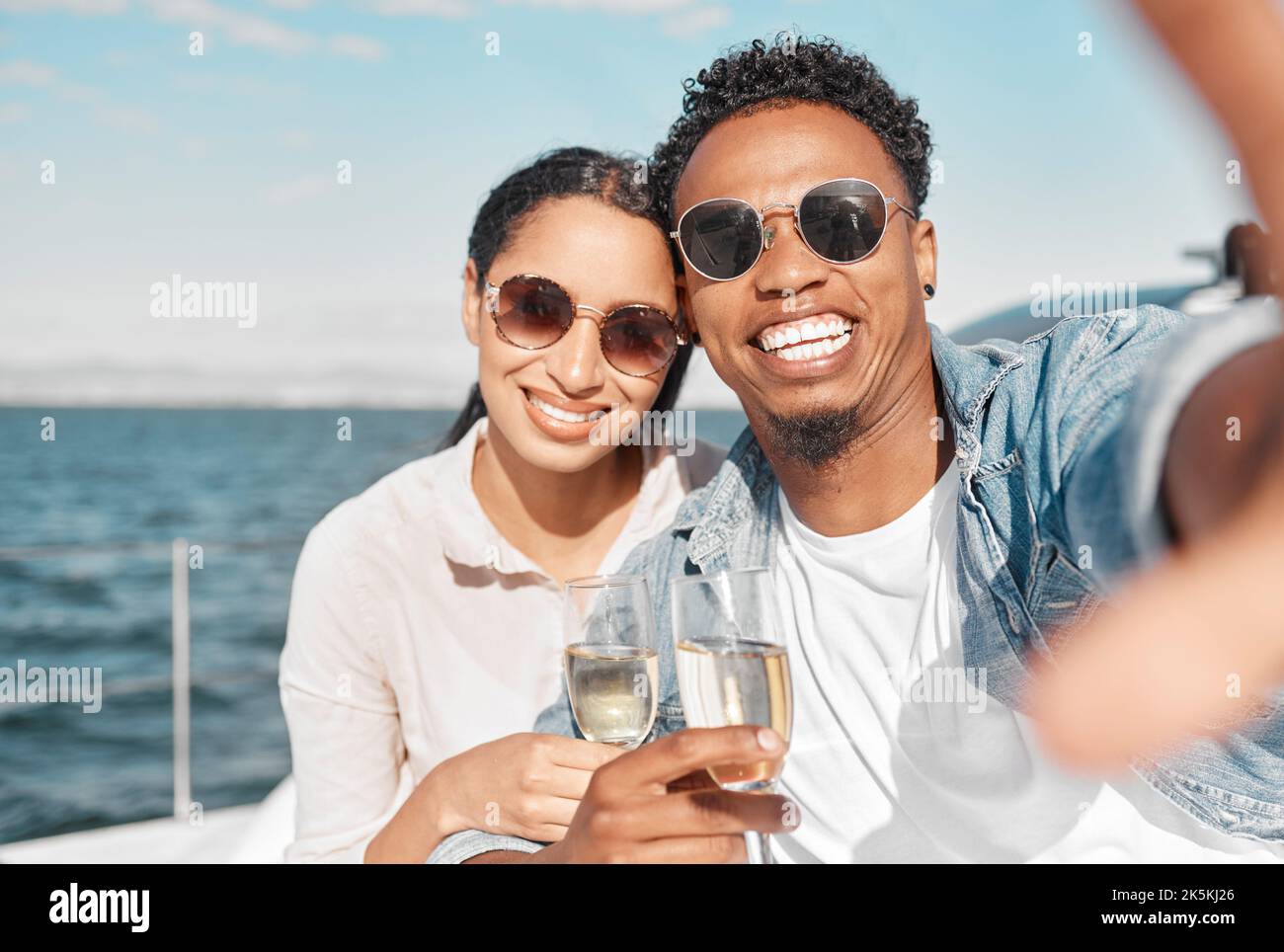 Yacht, lusso e viaggi in mare coppia con champagne sorridendo il loro anniversario in estate. Felice, amore sorriso e selfie oceano di una donna e di un uomo su Foto Stock Yacht, lusso e viaggi in mare coppia con champagne sorridendo il loro anniversario in estate. Felice, amore sorriso e selfie oceano di una donna e di un uomo su Foto Stock